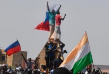尼日尔亲军政府示威者手持俄罗斯国旗游行，破坏法国大使馆