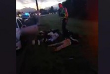 怀卡托加油站遭袭，男子醒来发现门前草坪上有青少年被捕