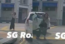 “罪有应得”:一名女子在路上拍照时被转弯的汽车撞了，网上没有人同情她