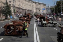 乌克兰在基辅市中心排列被摧毁的俄罗斯坦克