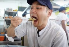 “鸡皮不嫩”:吉卜吉桑比较怡保和新加坡鸡饭，看看哪个更好